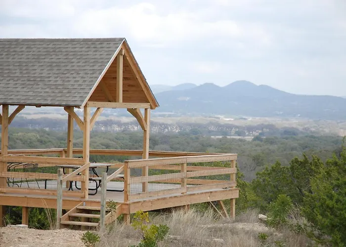 Utopia Family Home With Mountain Viewing Deck!